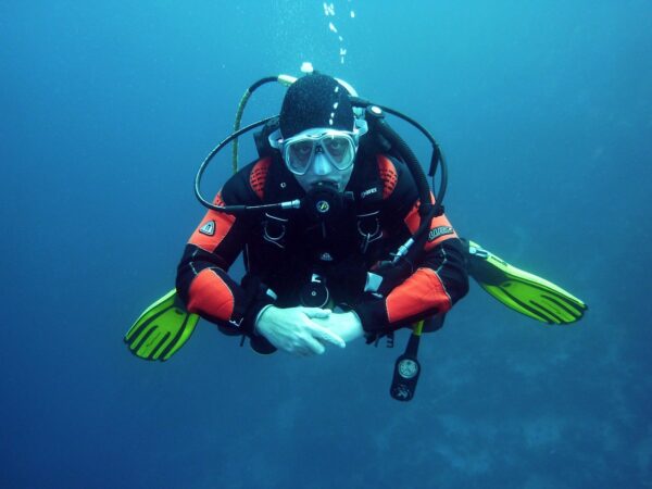 diver scuba divers dive 668777